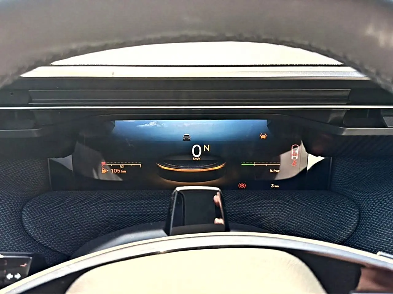 Vue rapprochée du tableau de bord numérique 10 pouces et volant multifonction de la Citroën C5 Aircross hybride 2026.