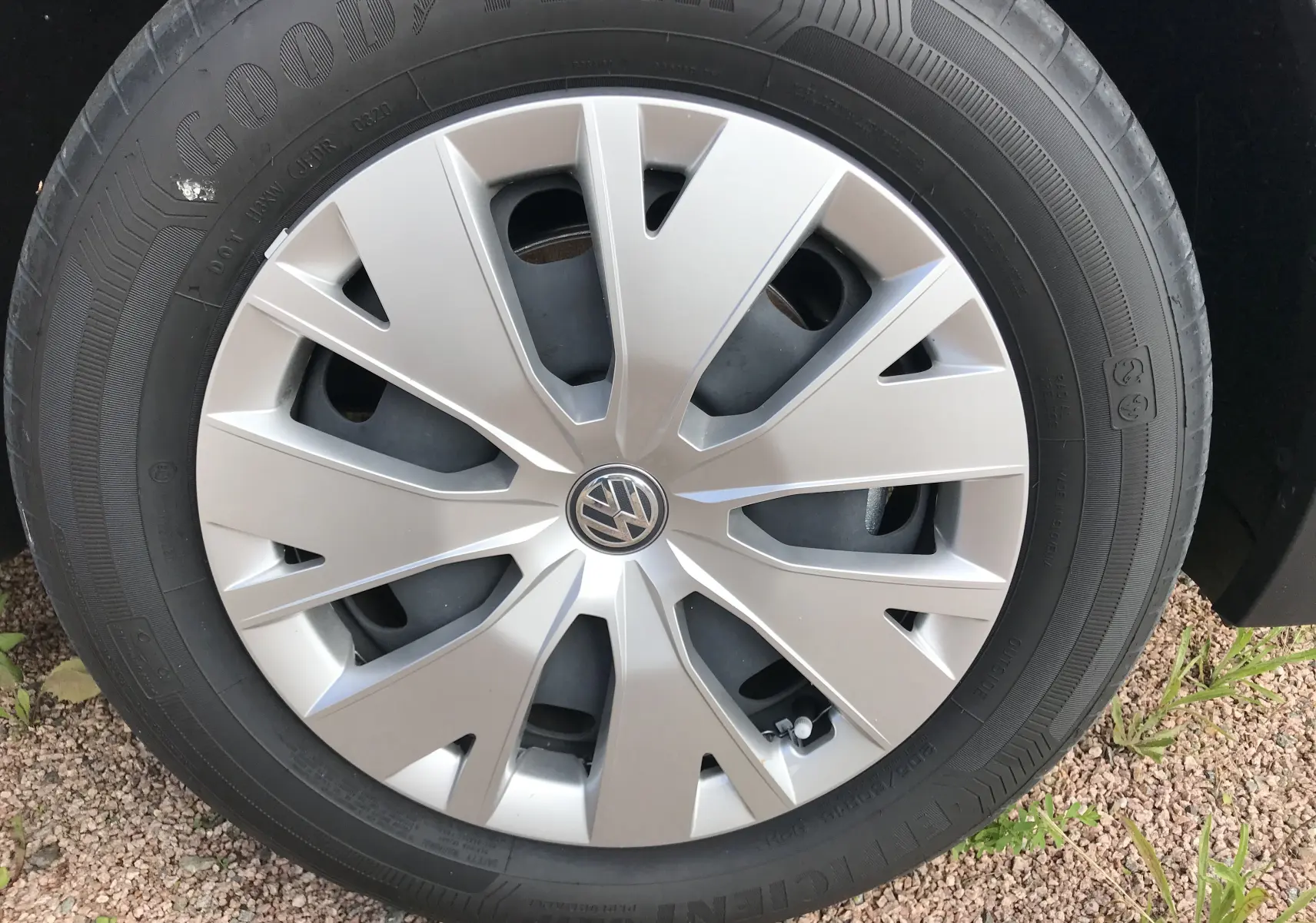Gros plan sur la roue avant droite d'un Volkswagen T-Cross 2020 gris Limestone avec jante en alliage et pneu Goodyear.