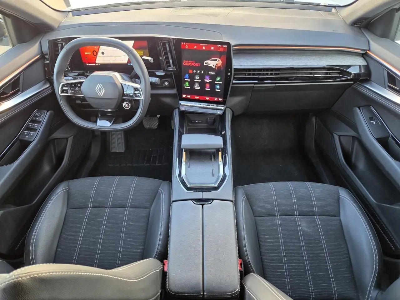 Vue intérieure avant du Renault Austral E-Tech 2025, tableau de bord numérique et écran tactile central vertical.