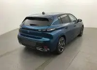 Vue 3/4 arrière droite d'une Peugeot 308 Bleu Obsession 2025, finition Allure avec feux LED et jantes alliage noires.