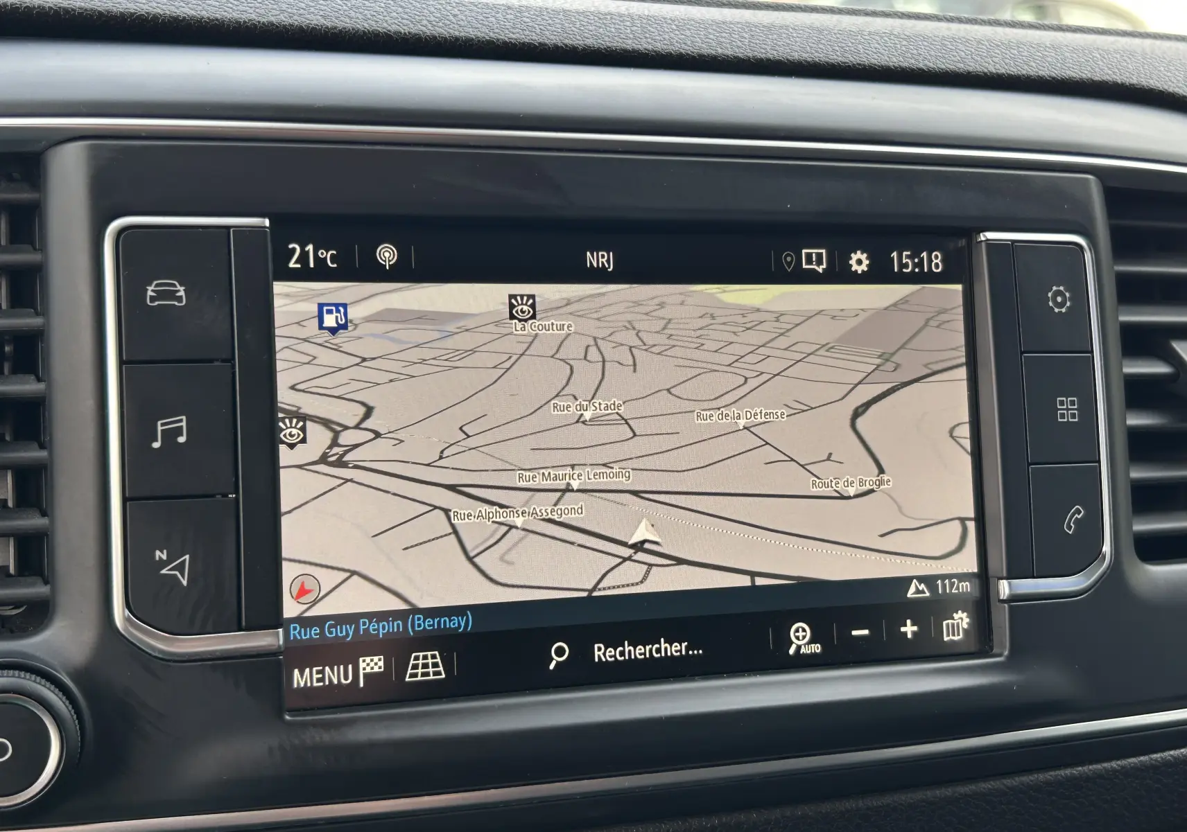Écran tactile central du tableau de bord de l’Opel Vivaro Combi noir, affichant la navigation GPS en vue carte.