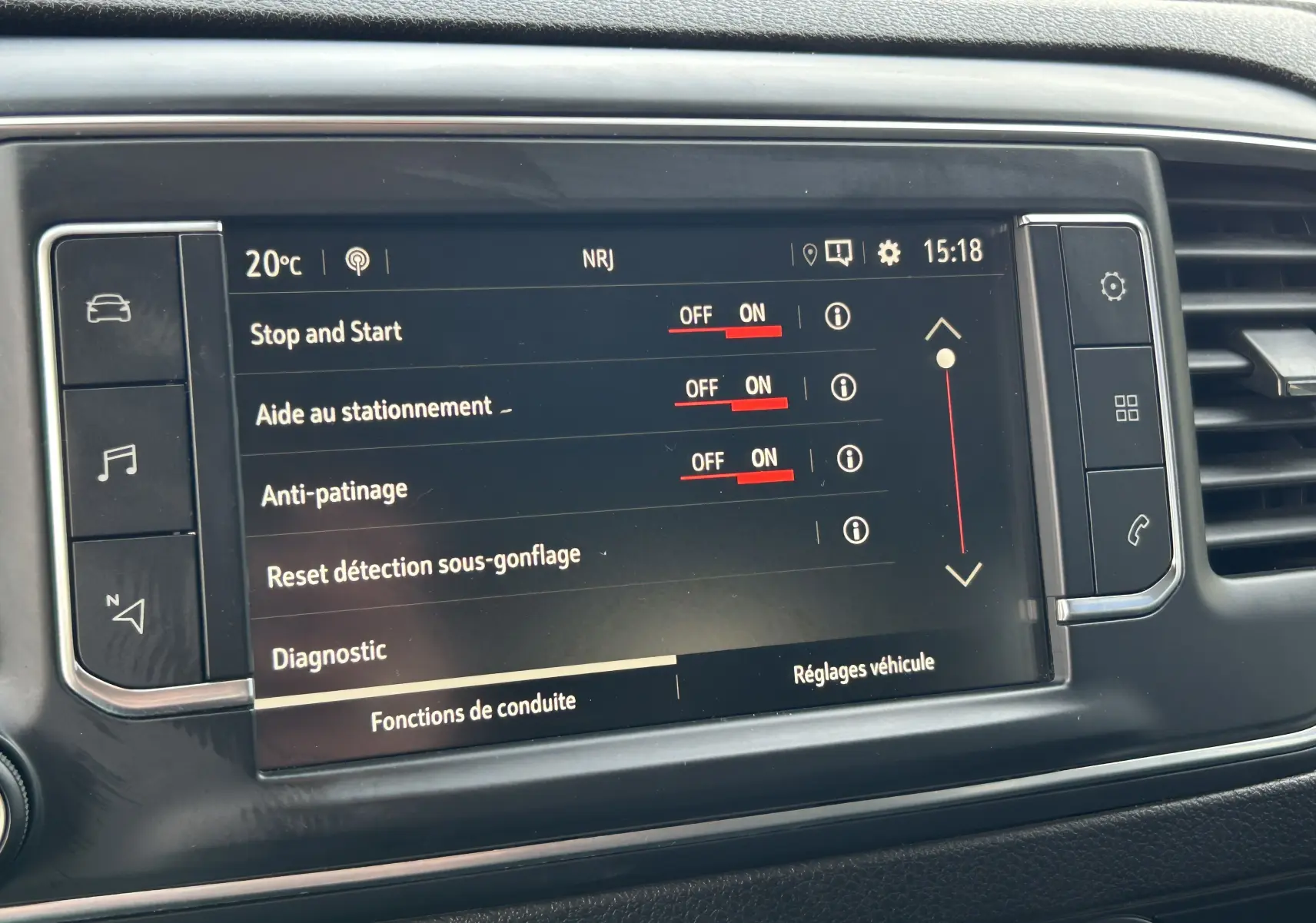 Écran tactile central de l’Opel Vivaro Combi noir affichant les réglages d’aide à la conduite en intérieur.