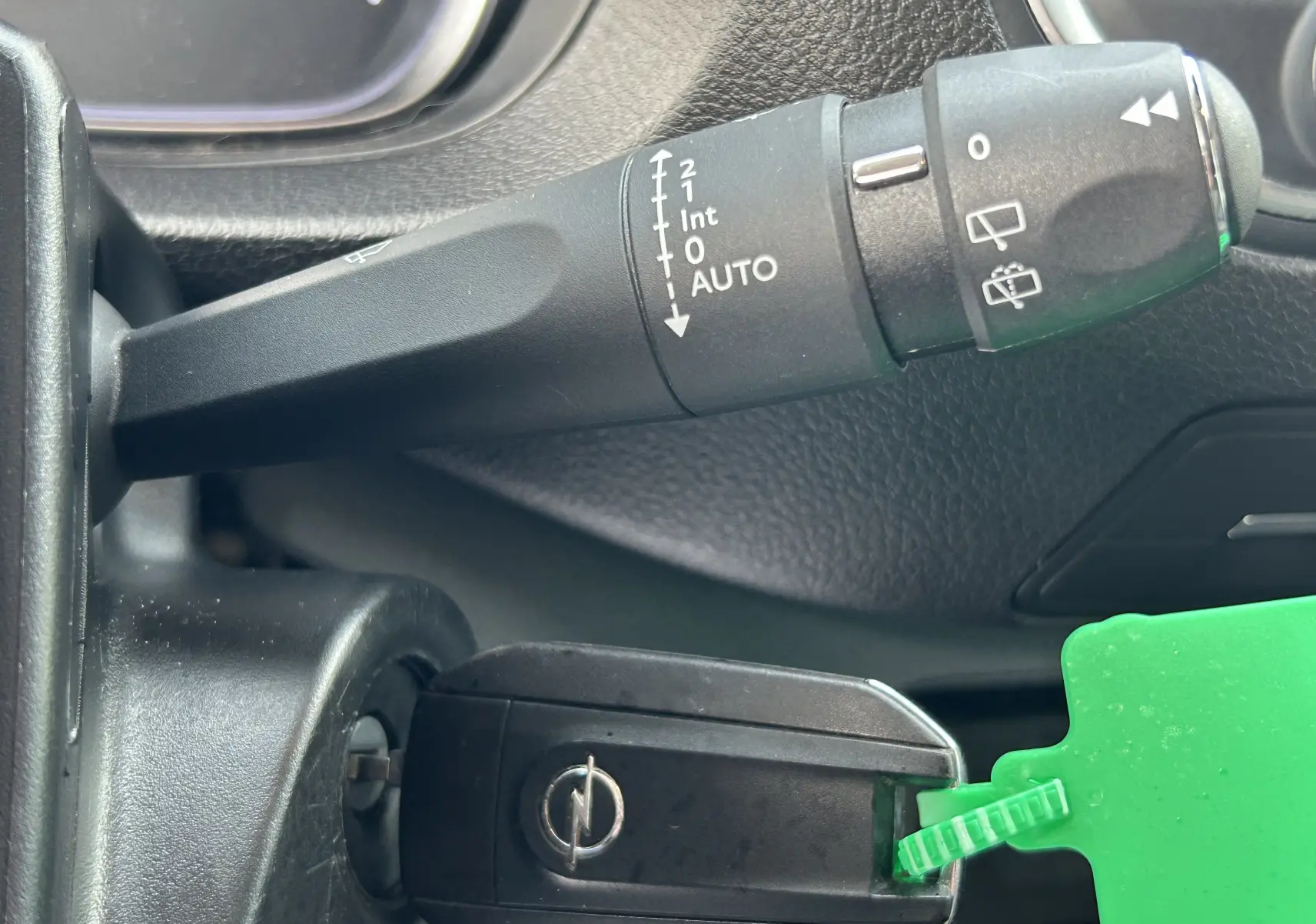 Gros plan sur la commande d’essuie-glace et la clé noire insérée dans le contacteur d’un Opel Vivaro Combi 2022.