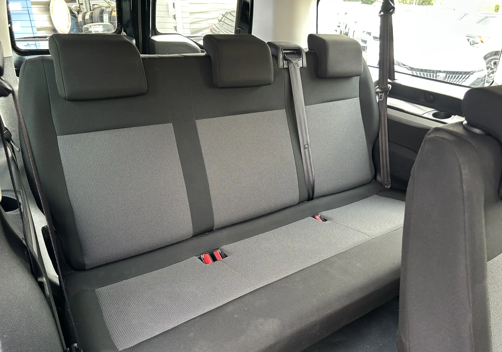 Vue intérieure sur la banquette arrière en tissu gris et noir de l'Opel Vivaro Combi Zafira Life L3 2022.