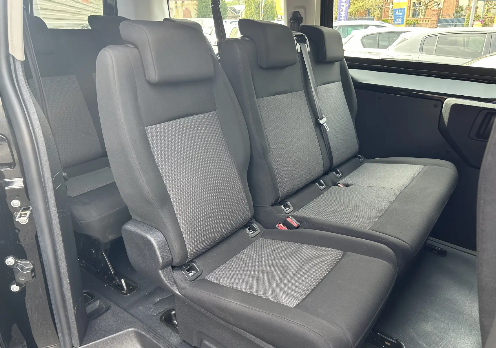 Vue intérieure côté droit sur les sièges tissu gris et noir du Opel Vivaro Combi Zafira Life L3 2022.