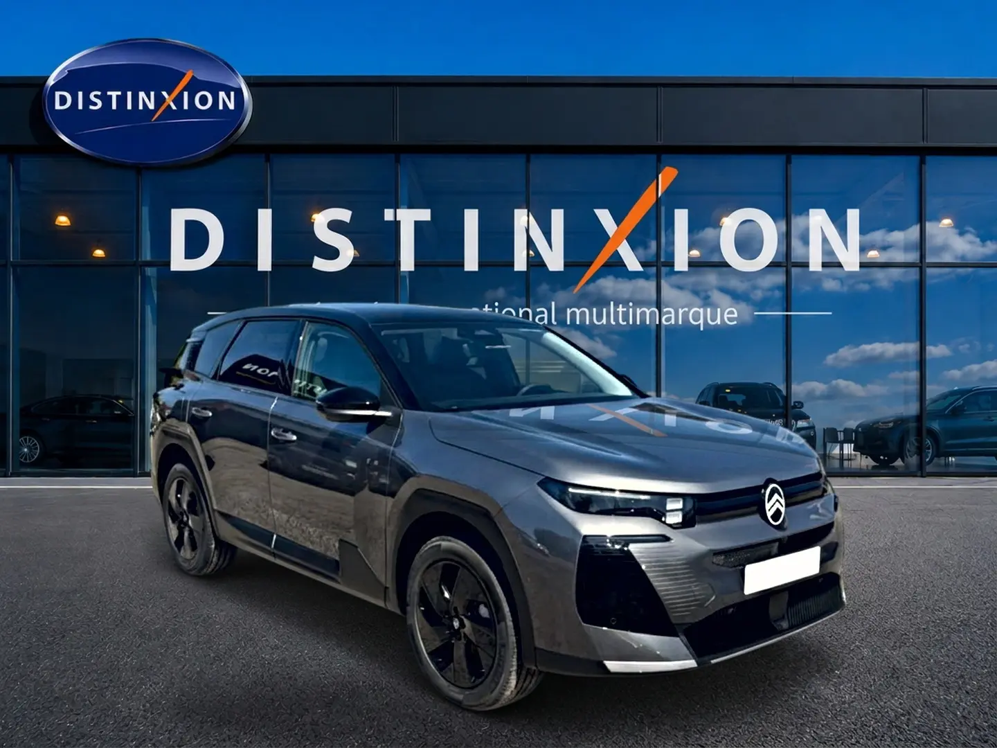 Citroën C5 Aircross gris platinium vue 3/4 avant droit devant showroom Distinxion.