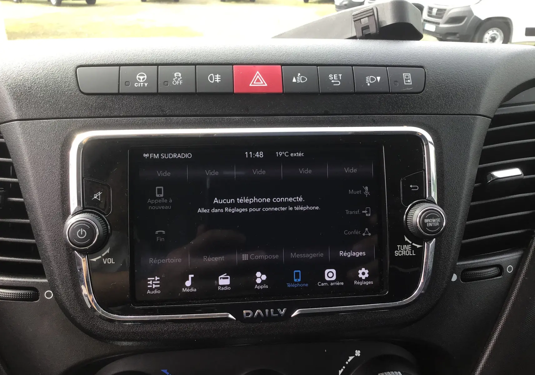 Vue rapprochée du tableau de bord noir de l'Iveco Daily 2022 avec écran tactile et boutons de commande alignés.