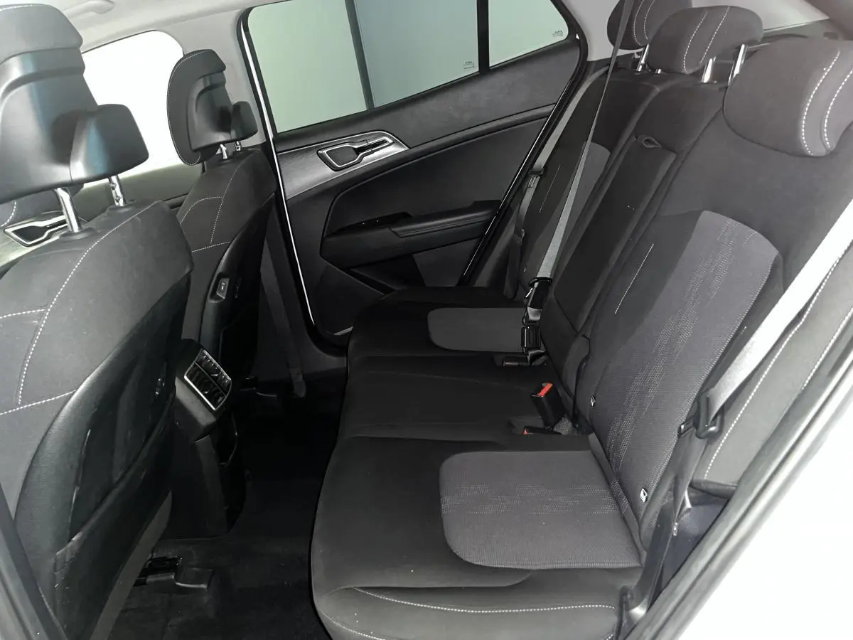 Vue côté droit de la banquette arrière noire avec appuie-têtes et ceintures du Kia Sportage 2022 finition V Design.