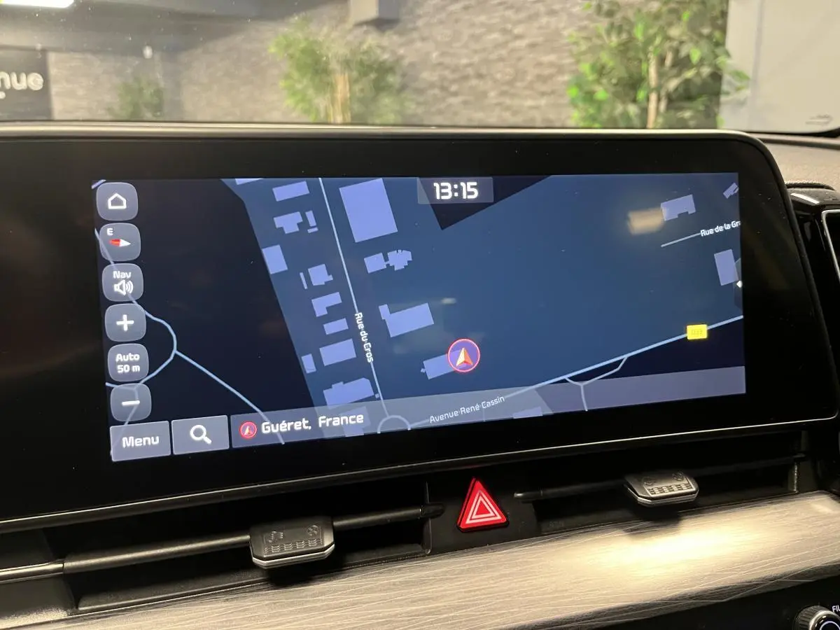 Écran tactile 12,3 pouces du Kia Sportage 2022 affichant la navigation sur Guéret, France, vue intérieure centrale.