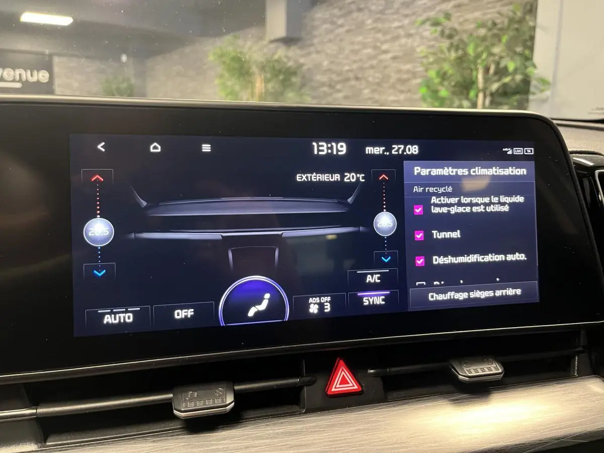 Écran tactile 12,3" du Kia Sportage 2022 affichant les paramètres de climatisation et options activées.