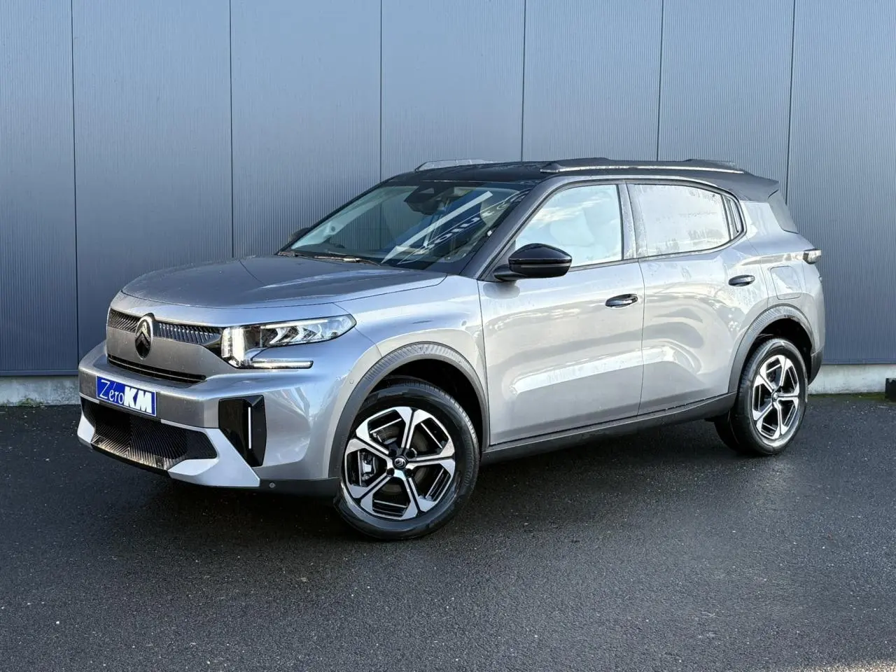 SUV Citroën C3 Aircross gris Mercury vu en 3/4 avant droit avec toit noir et jantes diamantées.