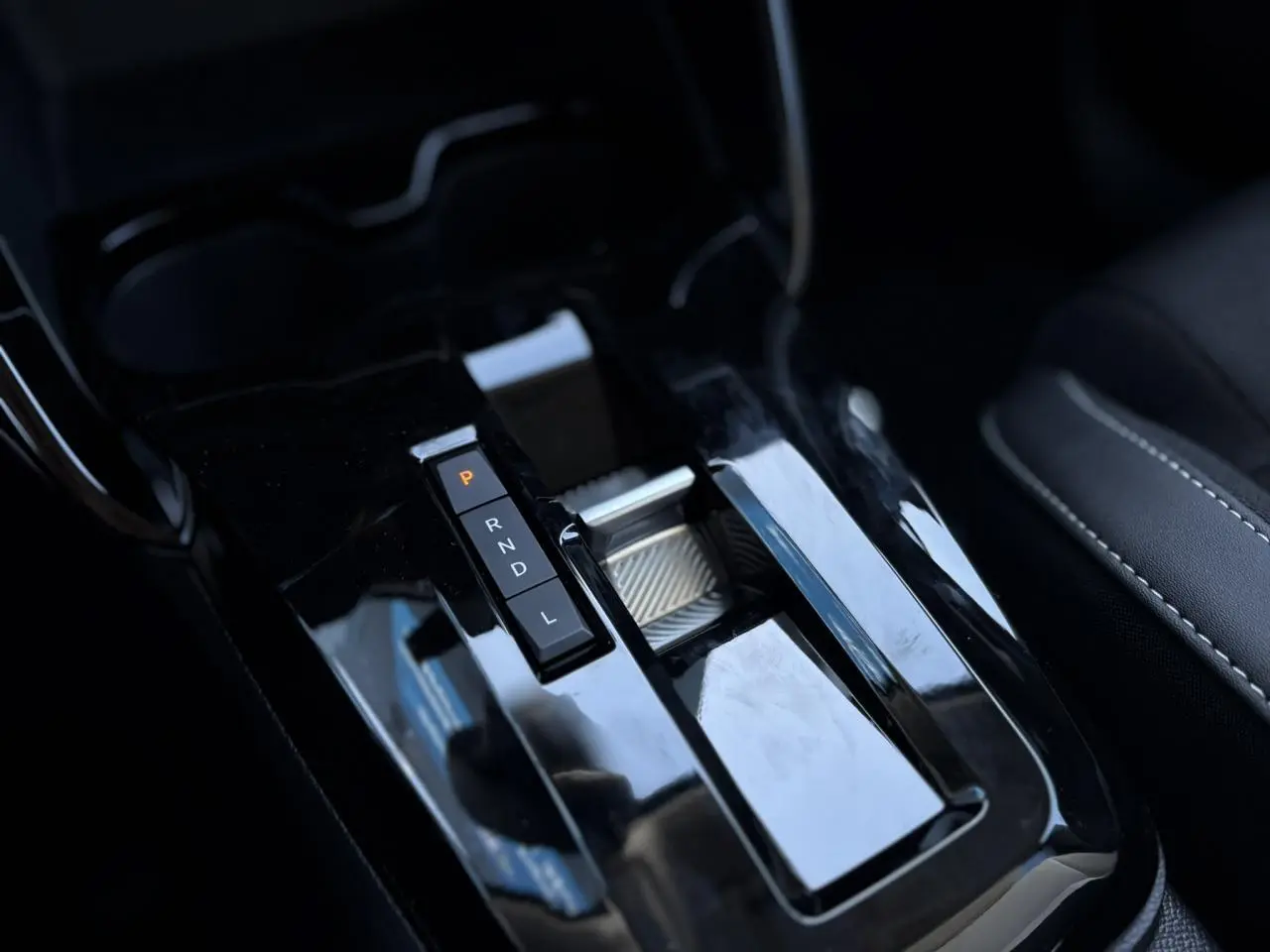 Gros plan sur la console centrale noire brillante avec levier de vitesses automatique du Citroën C3 Aircross Gris Mercury.