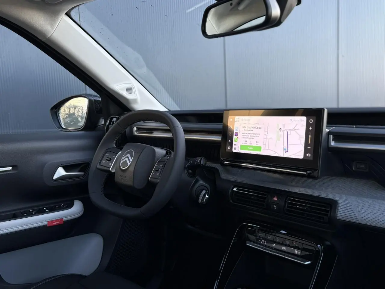 Intérieur du Citroën C3 Aircross 2025 vu côté conducteur, avec tableau de bord noir et écran tactile GPS.
