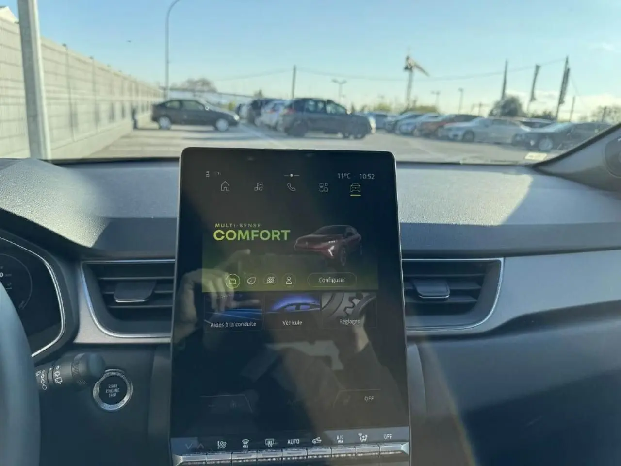 Vue intérieure du tableau de bord du Renault Captur II, écran tactile central affichant le mode Confort, volant partiel visible.