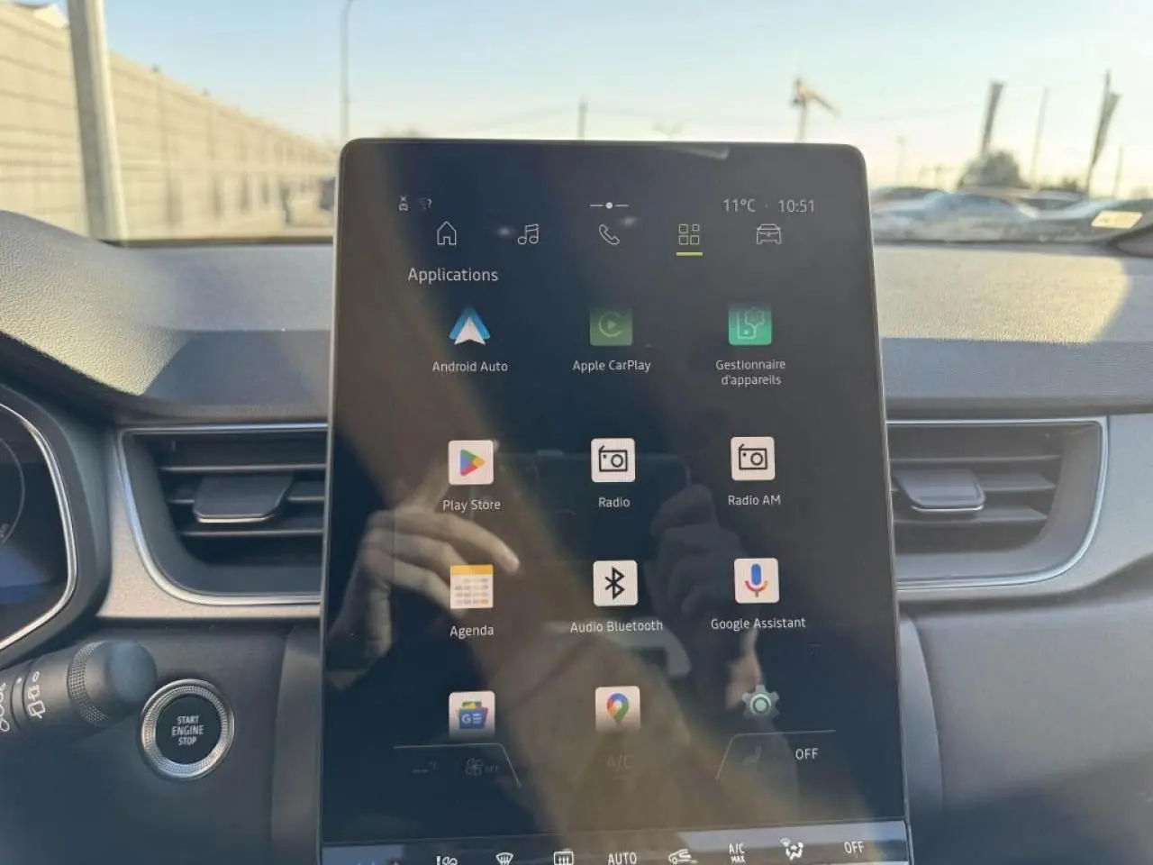 Écran tactile central du tableau de bord du Renault Captur II, affichant les applications connectées.