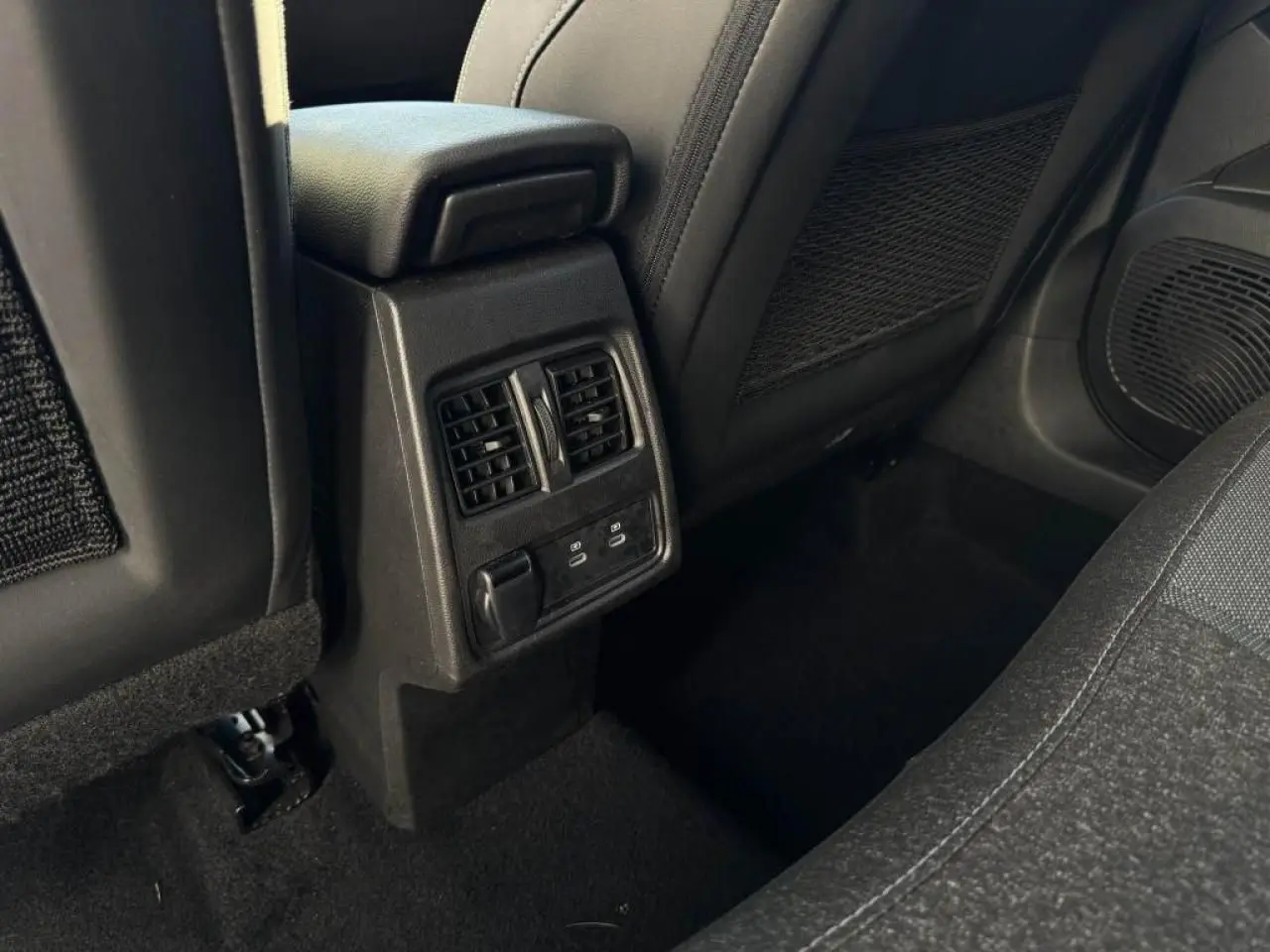 Vue rapprochée de la console centrale arrière noire avec aérateurs et prises USB C du Renault Captur II 2025.