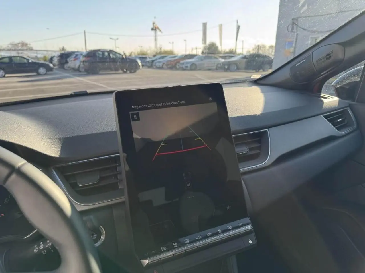 Vue intérieure du tableau de bord du Renault Captur II avec écran central tactile affichant la caméra de recul.