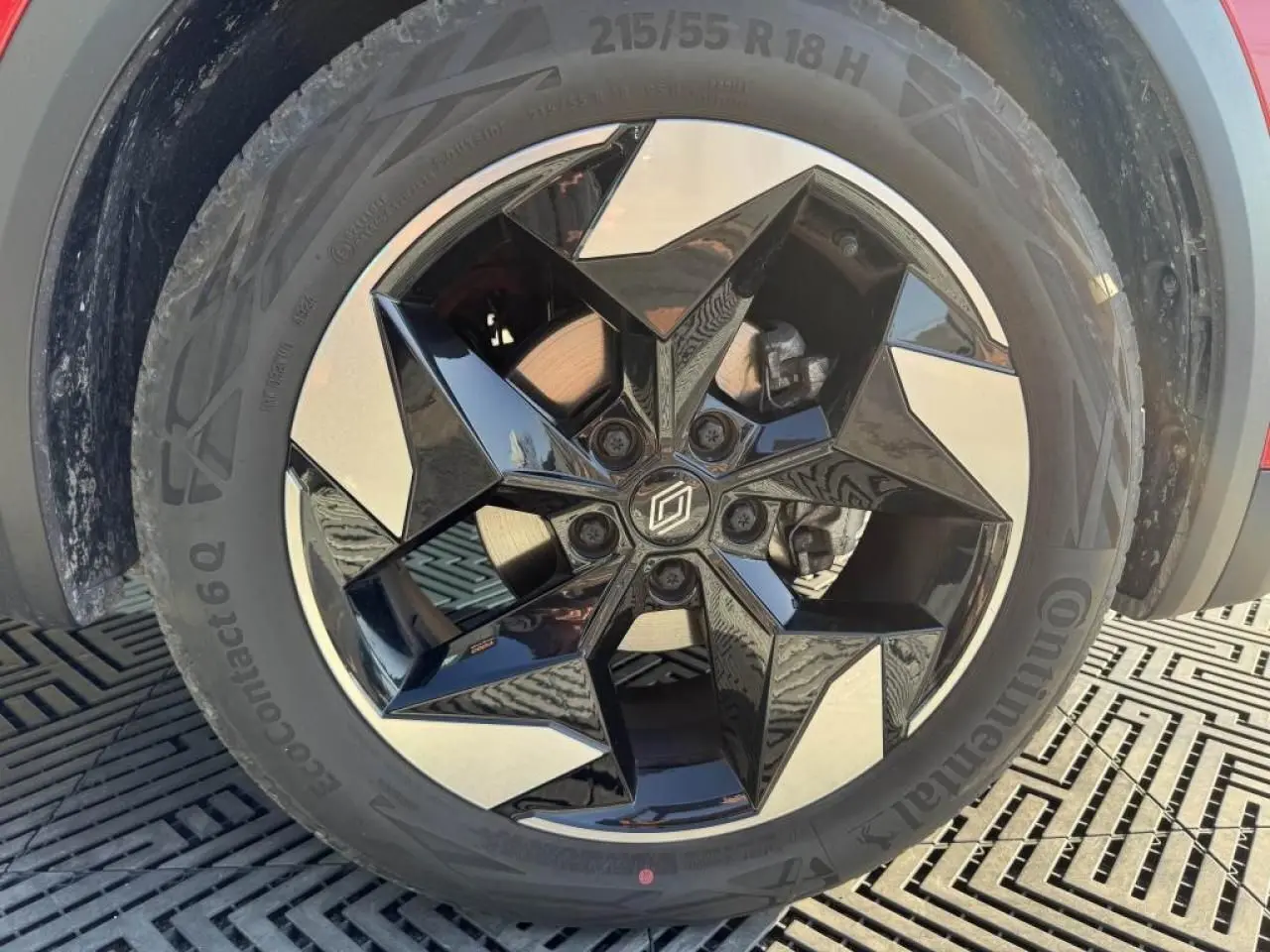 Gros plan sur la jante aluminium 18 pouces noire et argent du Renault Captur Rouge Flamme, côté droit.