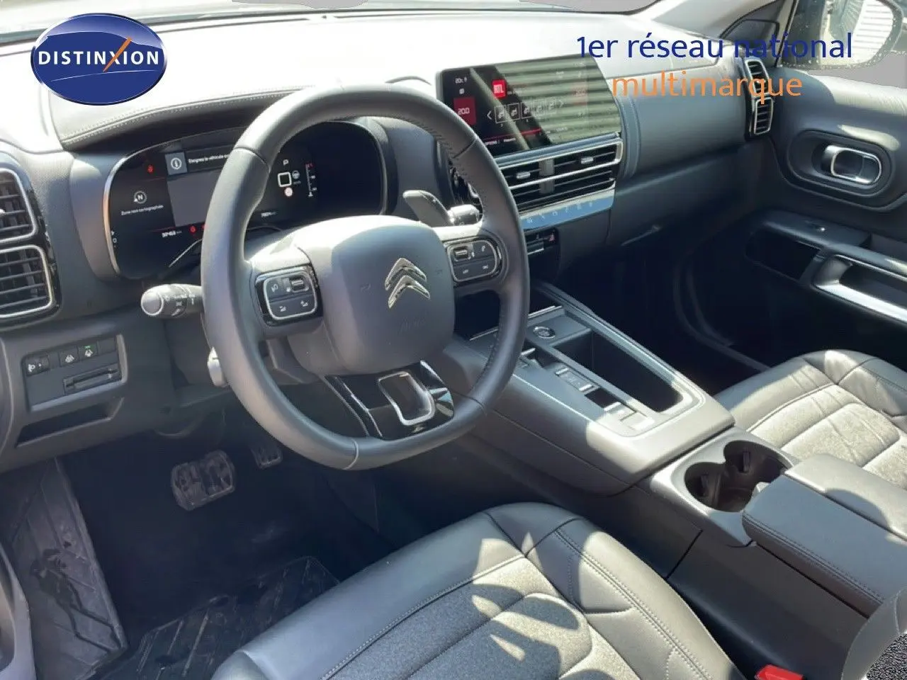 Vue intérieure côté conducteur du Citroën C5 Aircross gris platinium, avec tableau de bord numérique et volant multifonction.