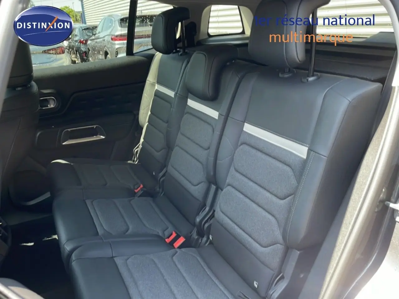 Vue intérieure côté droit des sièges arrière en cuir et tissu gris du Citroën C5 Aircross 2025 gris platinium métal.