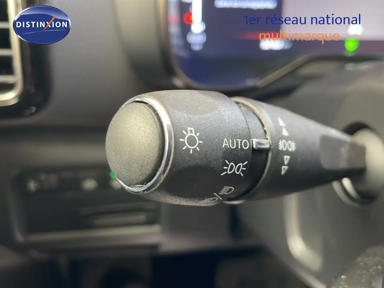 Gros plan sur la commande des phares du Citroën C5 Aircross 2025, finition gris platinium métal, intérieur noir.
