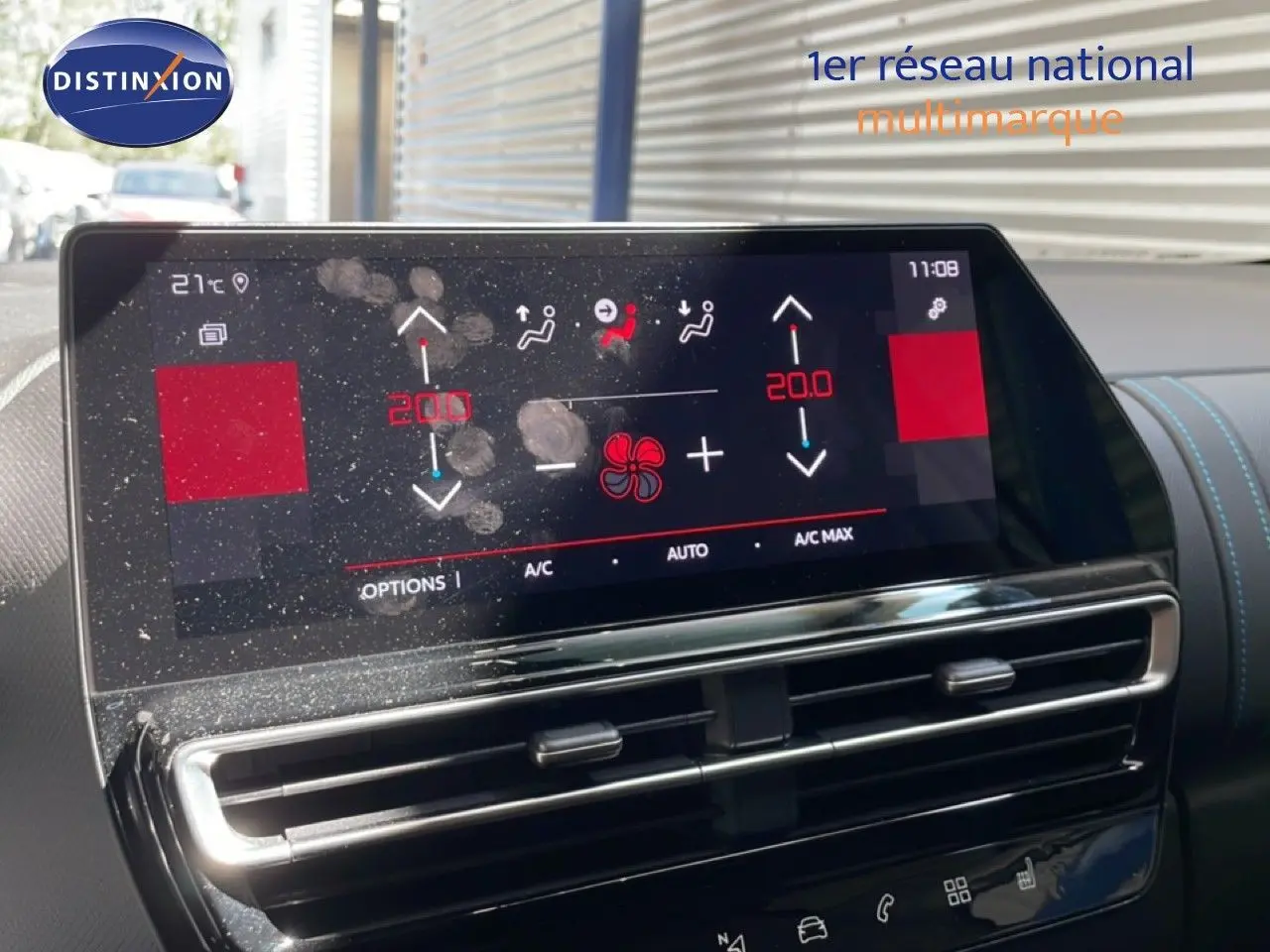 Écran tactile central de la Citroën C5 Aircross 2025 montrant le réglage de la climatisation, avec traces de doigts visibles.