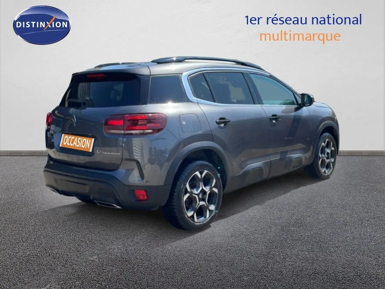 Citroën C5 Aircross gris platinium métal en 3/4 arrière droit, avec jantes alliage et toit panoramique.