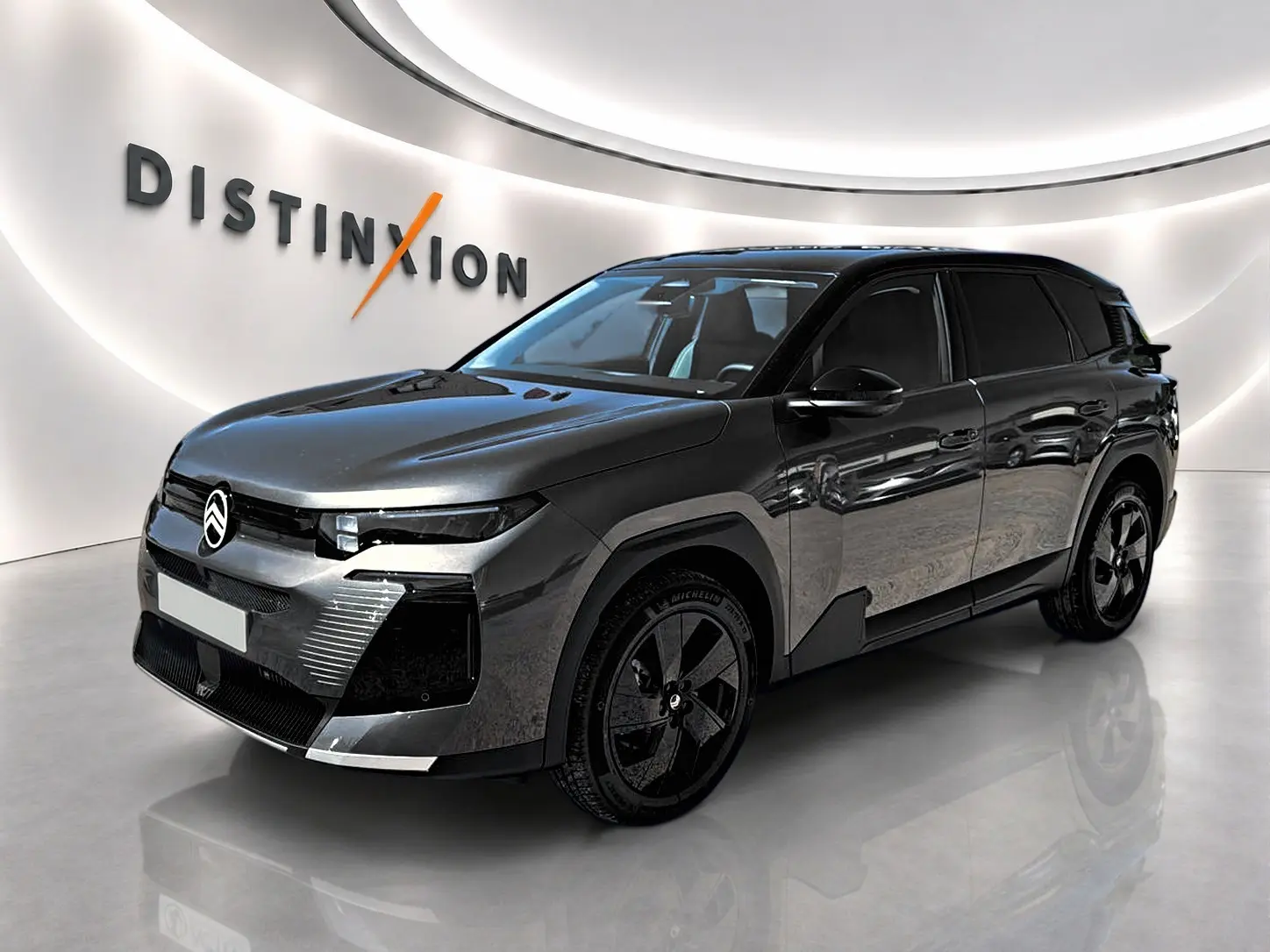 Citroën C5 Aircross 2026 gris platinium vue 3/4 avant avec toit noir et jantes alliage 19 pouces.