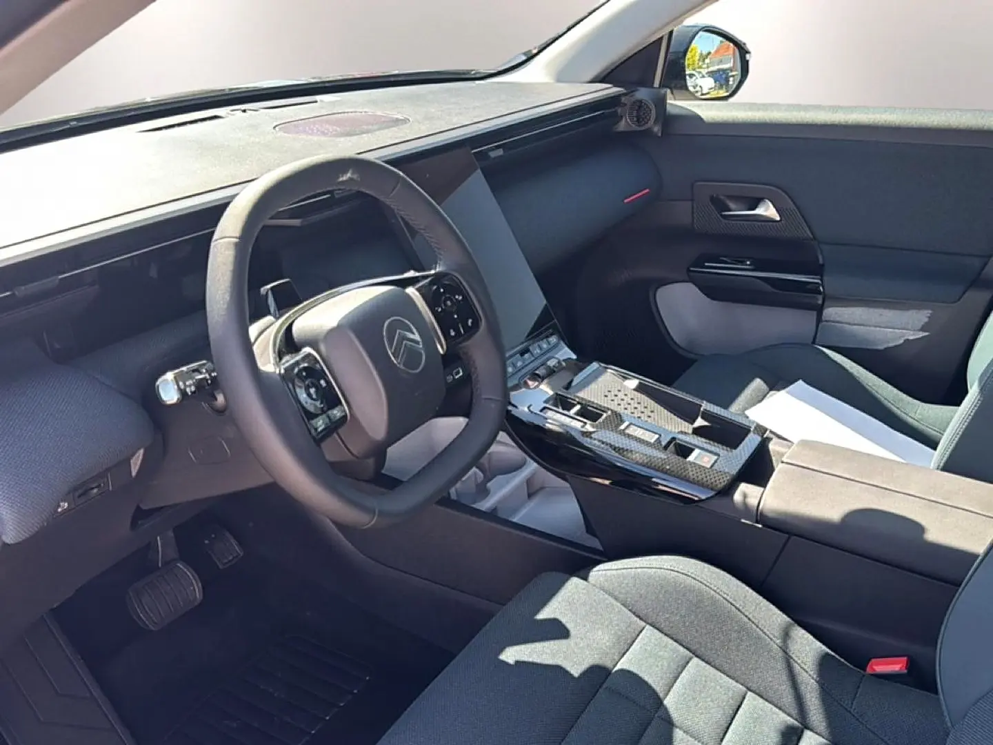Intérieur avant droit du Citroën C5 Aircross gris platinium, volant multifonction et console centrale moderne.