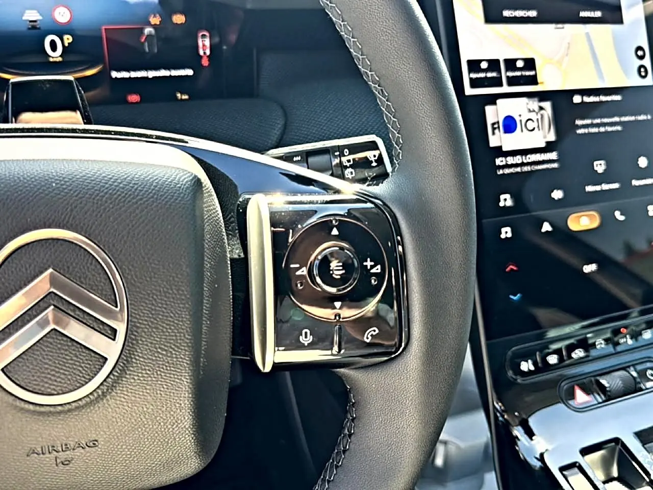 Gros plan sur le volant cuir noir avec commandes intégrées et écran tactile du tableau de bord du Citroën C5 Aircross 2026.