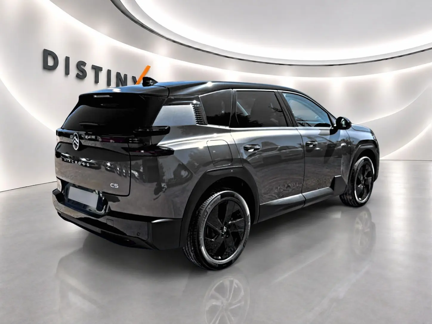 Vue 3/4 arrière droite du Citroën C5 Aircross gris platinium avec toit noir et jantes alliage noires.