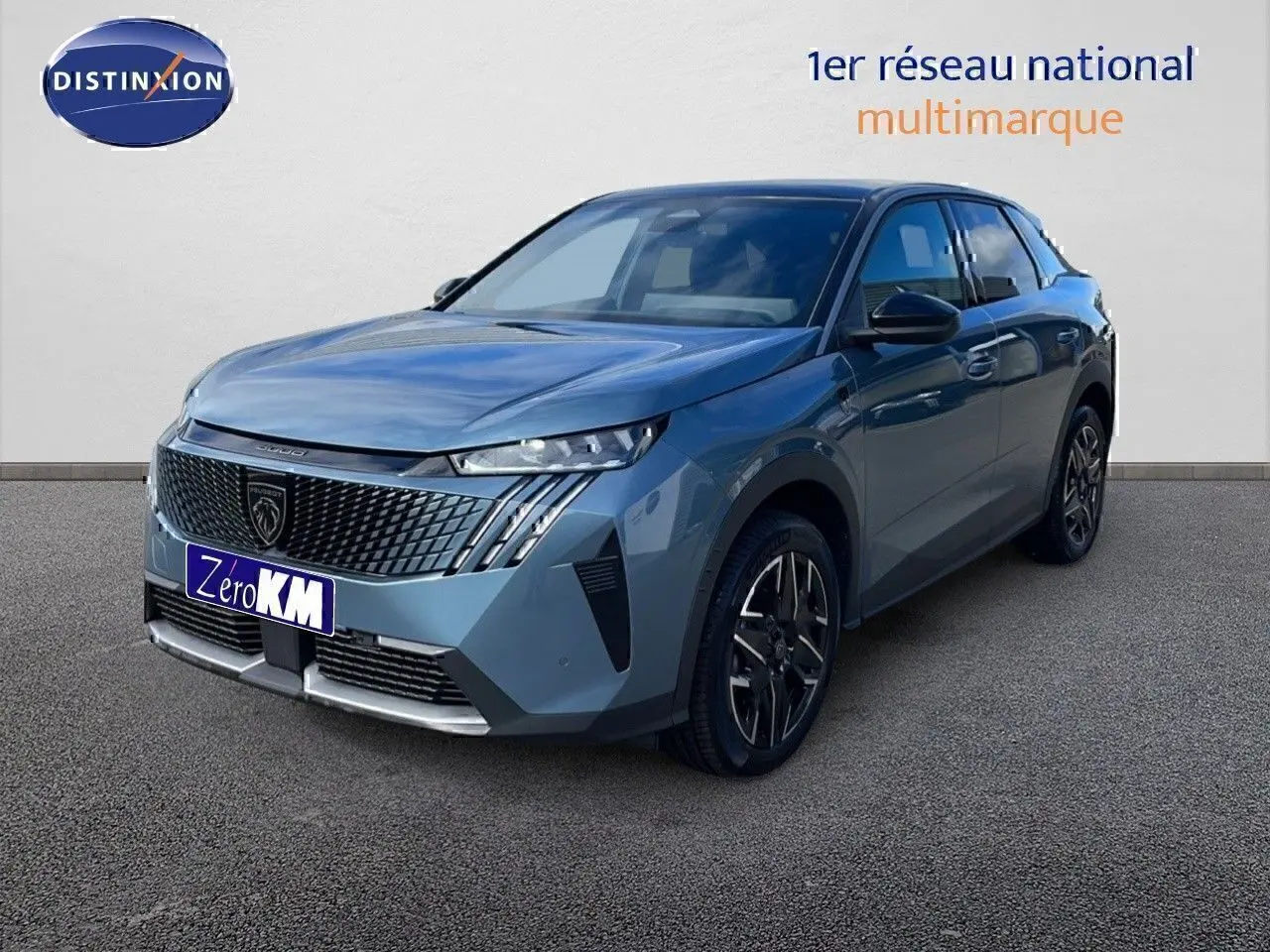 Peugeot 3008 hybride 2025 bleu Ingaro métal avec toit noir, vue 3/4 avant mettant en valeur sa calandre distinctive.