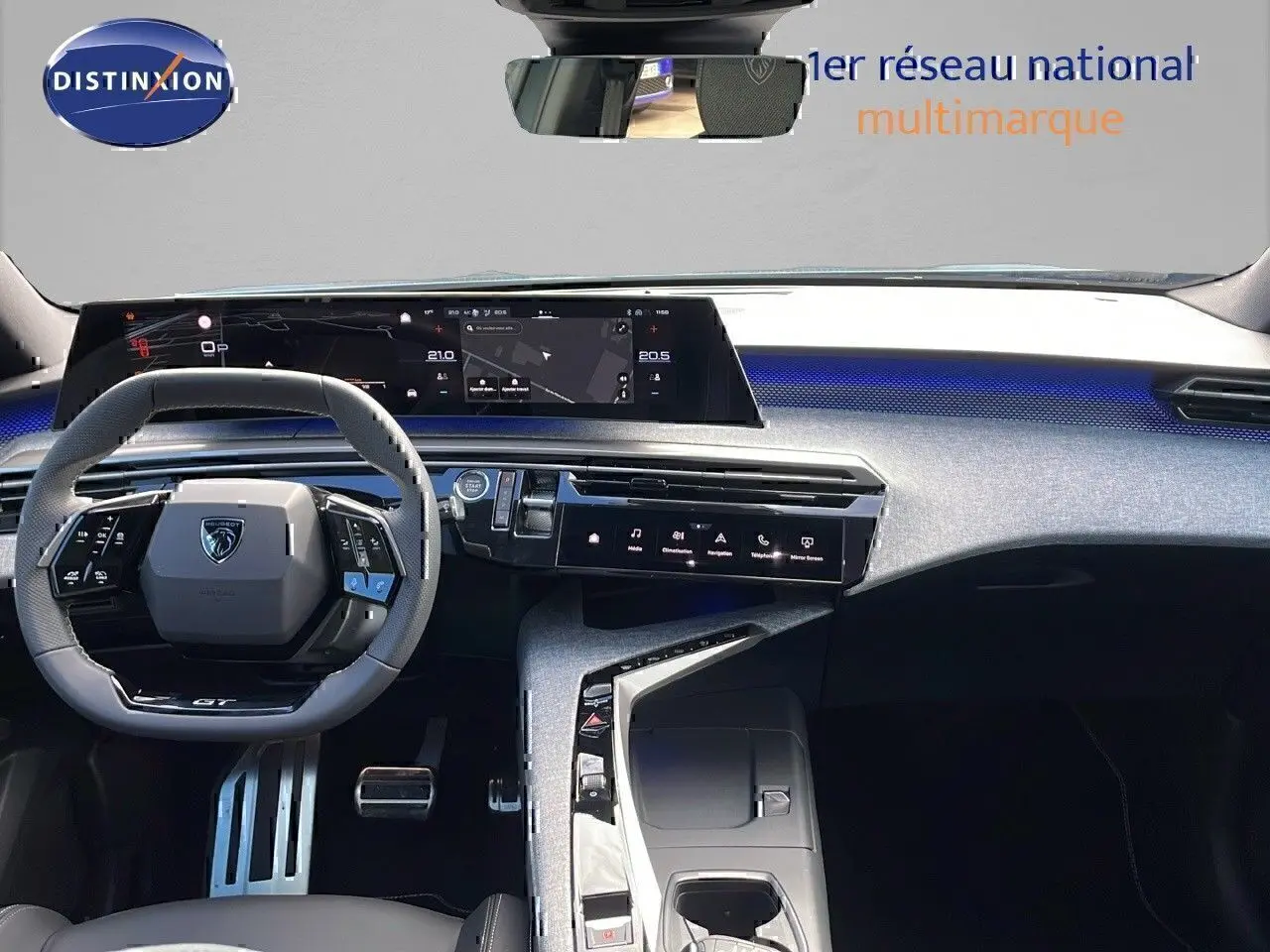 Intérieur moderne du Peugeot 3008 GT hybride 2025, vue de face sur le tableau de bord et volant multifonction noir.