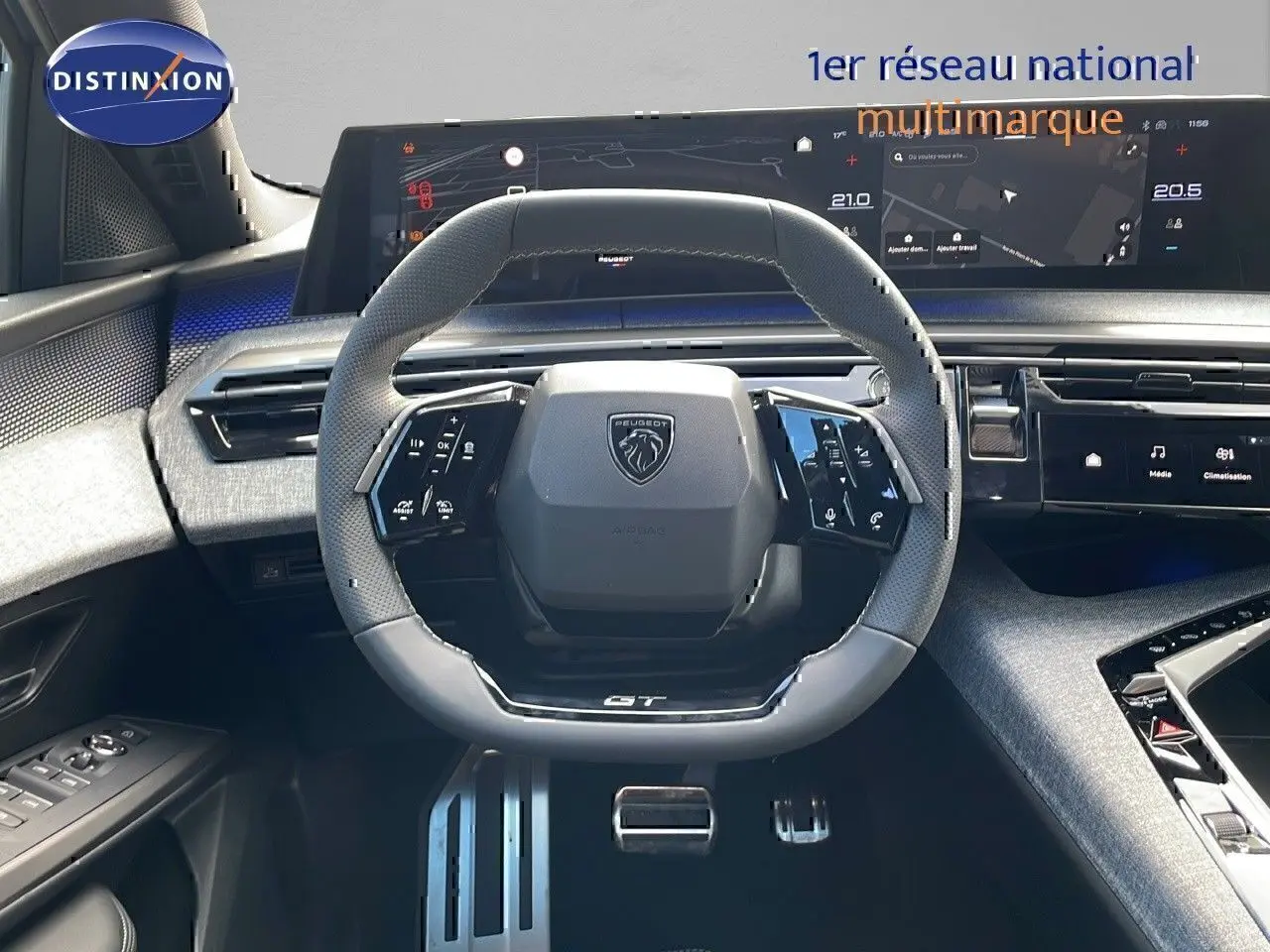 Vue intérieure centrée sur le volant GT en cuir noir du Peugeot 3008 hybride 2025 avec tableau de bord numérique.