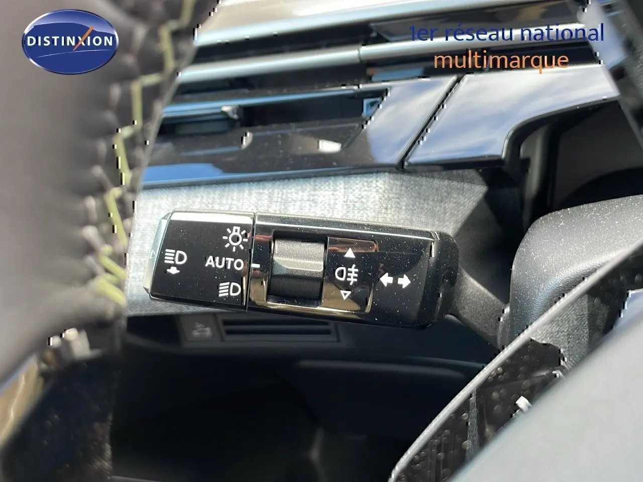 Gros plan sur la commande des feux et clignotants dans l'habitacle d'un Peugeot 3008 hybride 2025.