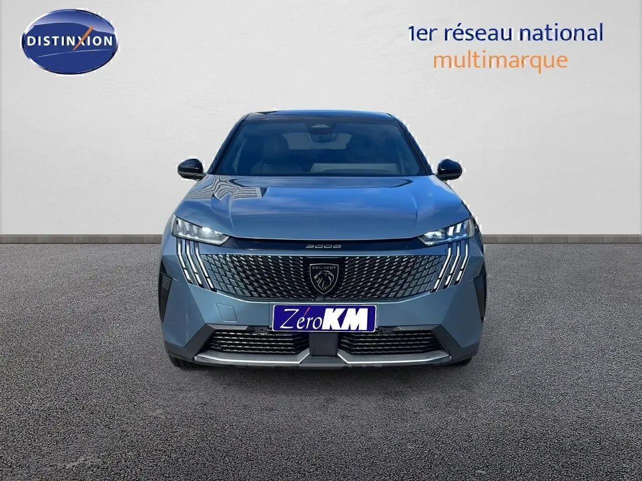 Vue frontale d'un Peugeot 3008 hybride bleu Ingaro métal avec toit noir, calandre et feux LED distinctifs.