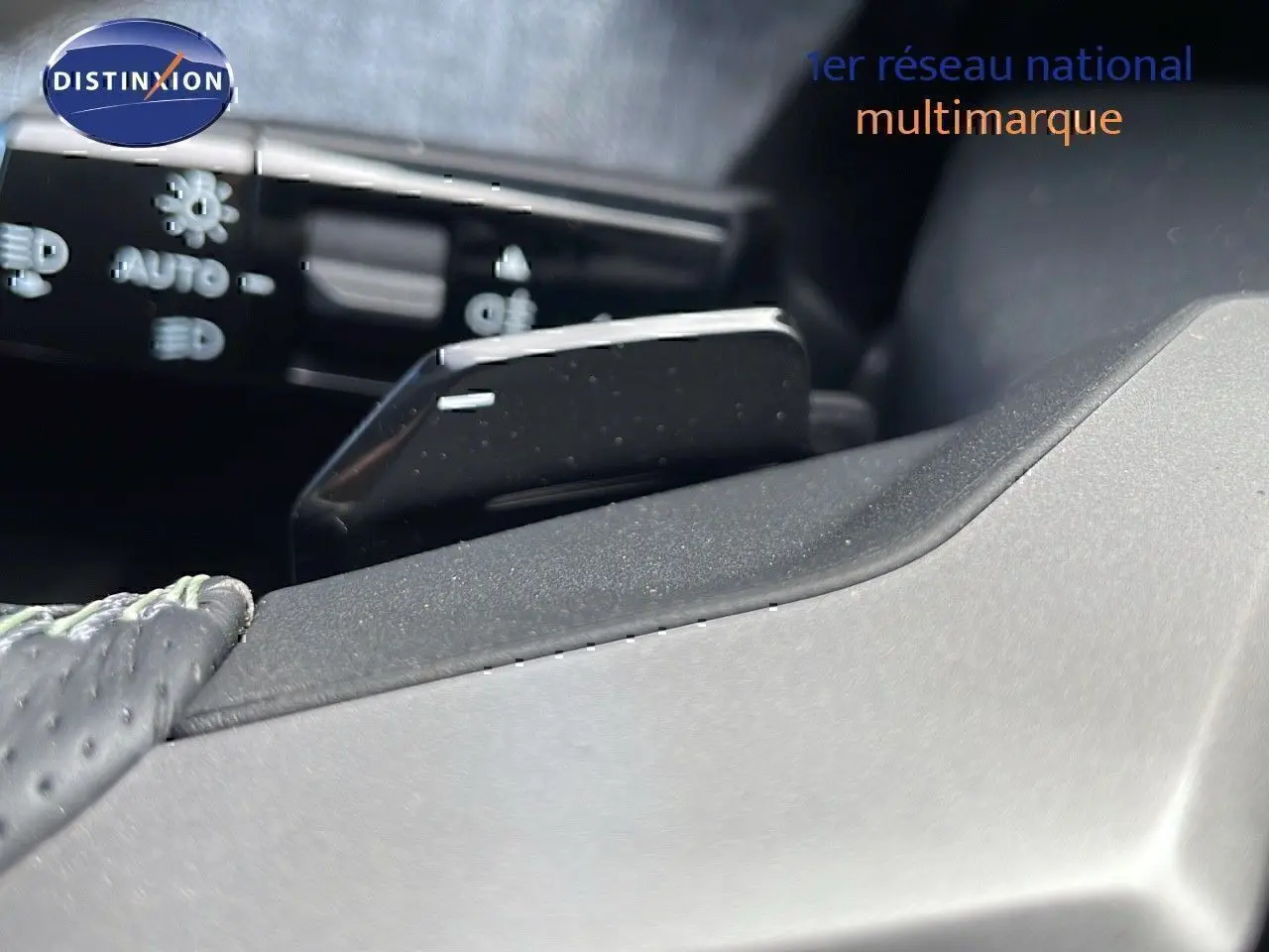 Gros plan sur la palette de changement de vitesse noire du Peugeot 3008 hybride 2025, intérieur cuir gris.