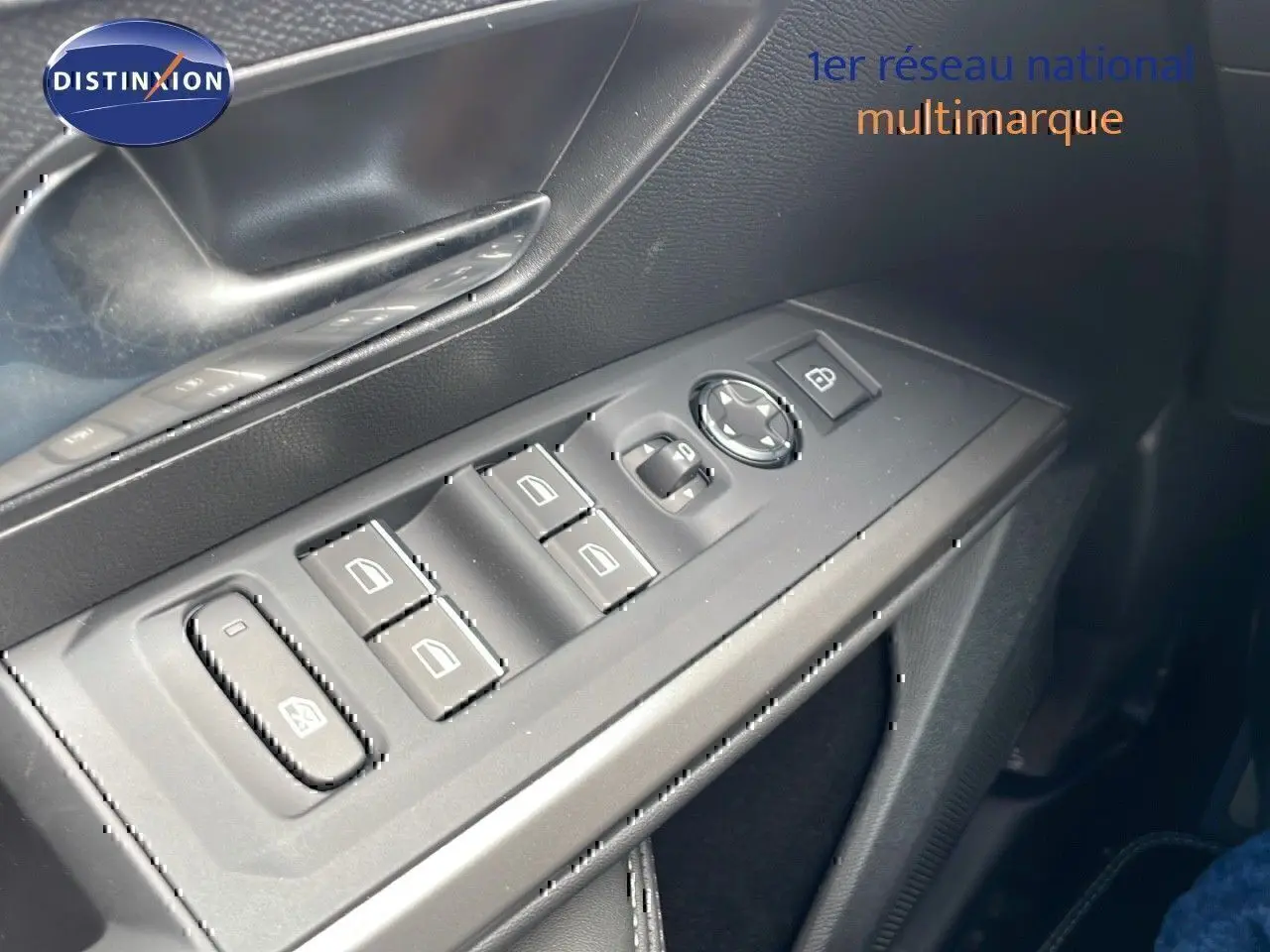 Gros plan sur la commande des vitres et rétroviseurs côté conducteur du Peugeot 3008 bleu Ingaro 2025.