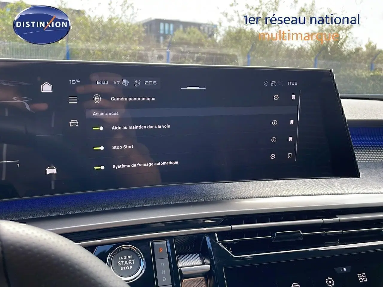 Écran tactile central affichant les aides à la conduite du Peugeot 3008 hybride 2025, intérieur moderne et épuré.