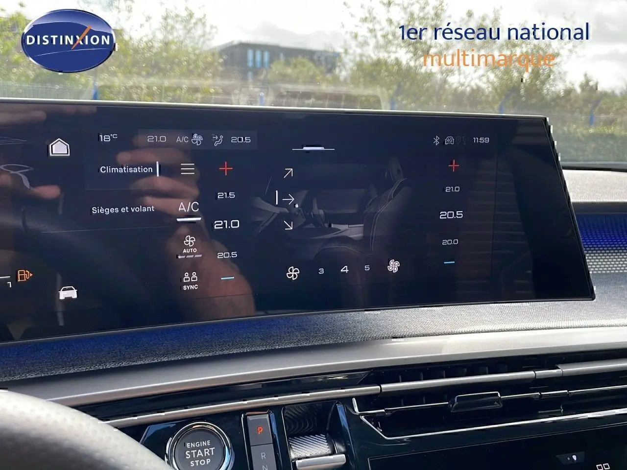 Vue intérieure du tableau de bord du Peugeot 3008 bleu Ingaro avec écran tactile de climatisation et volant partiel visible.