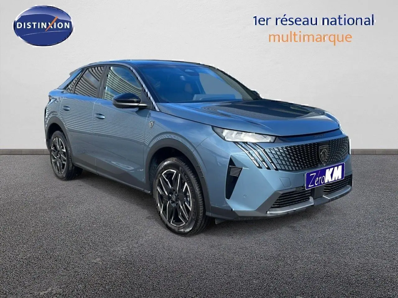 Peugeot 3008 hybride bleu Ingaro métal avec toit noir, vue 3/4 avant côté gauche, jantes alliage noires.