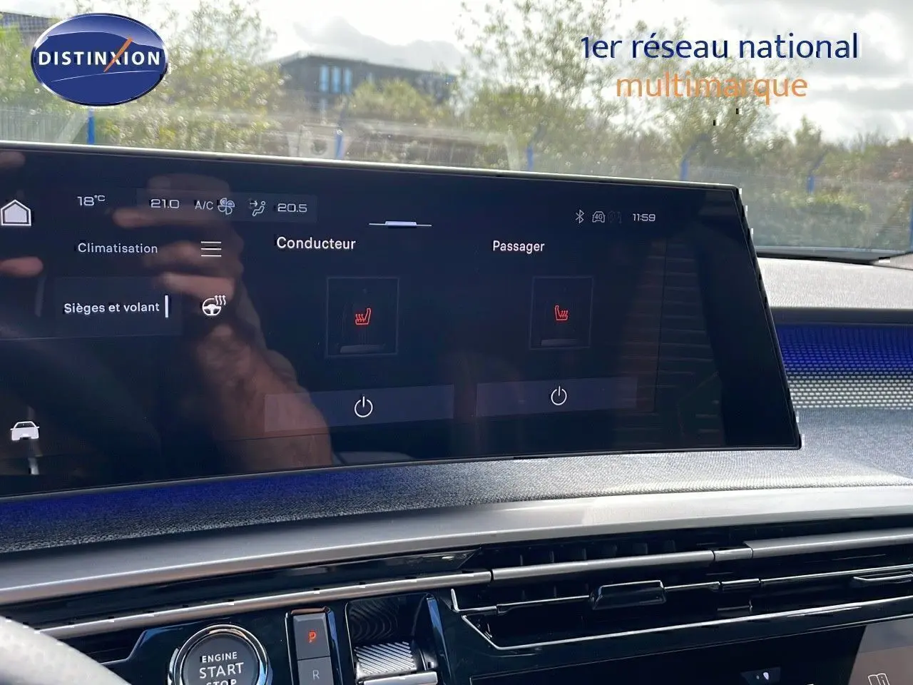 Écran tactile central du Peugeot 3008 bleu Ingaro Métal, affichant les réglages de sièges chauffants conducteur et passager.