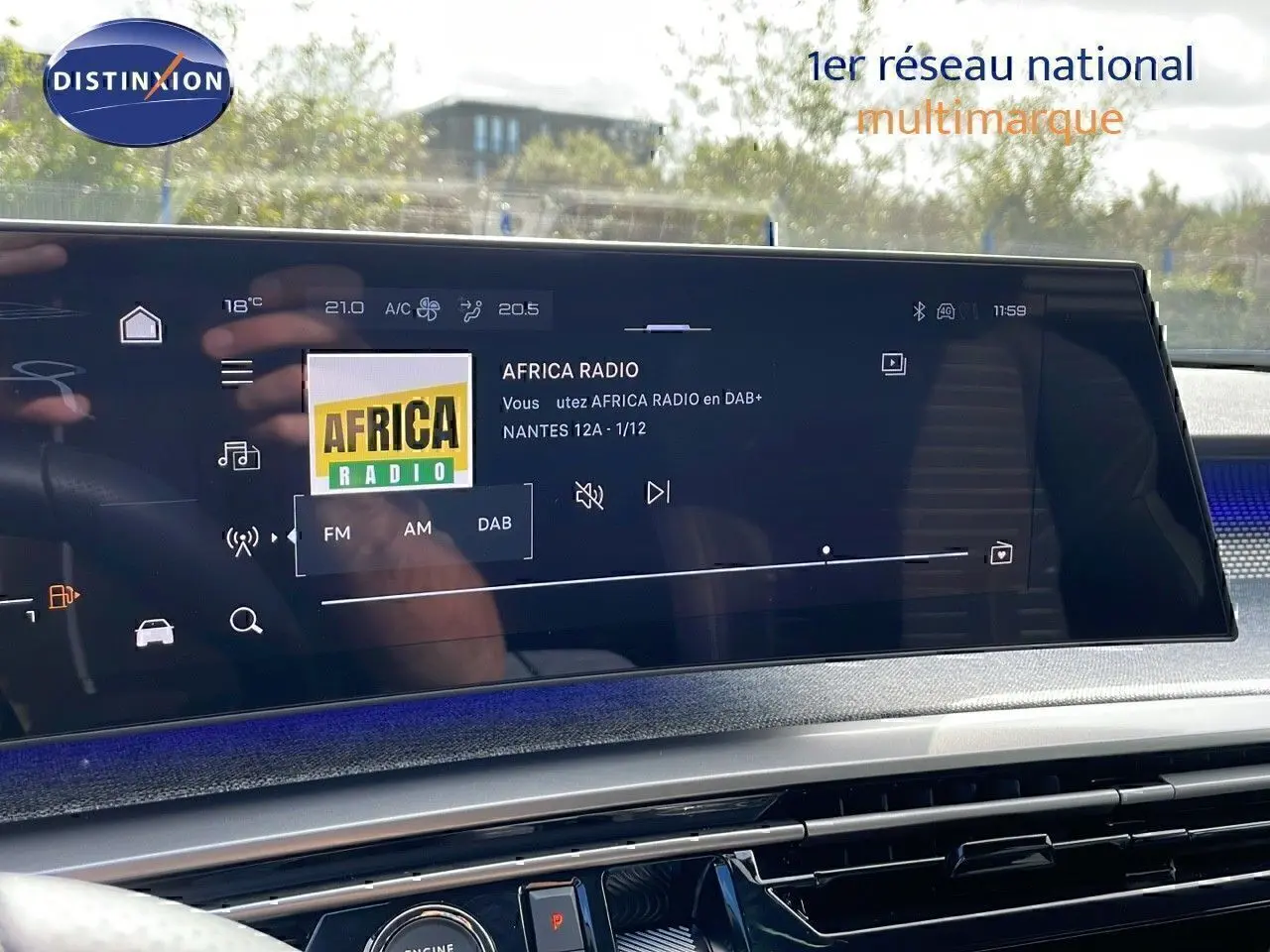 Écran tactile central du tableau de bord du Peugeot 3008 2025 affichant la radio Africa Radio en DAB