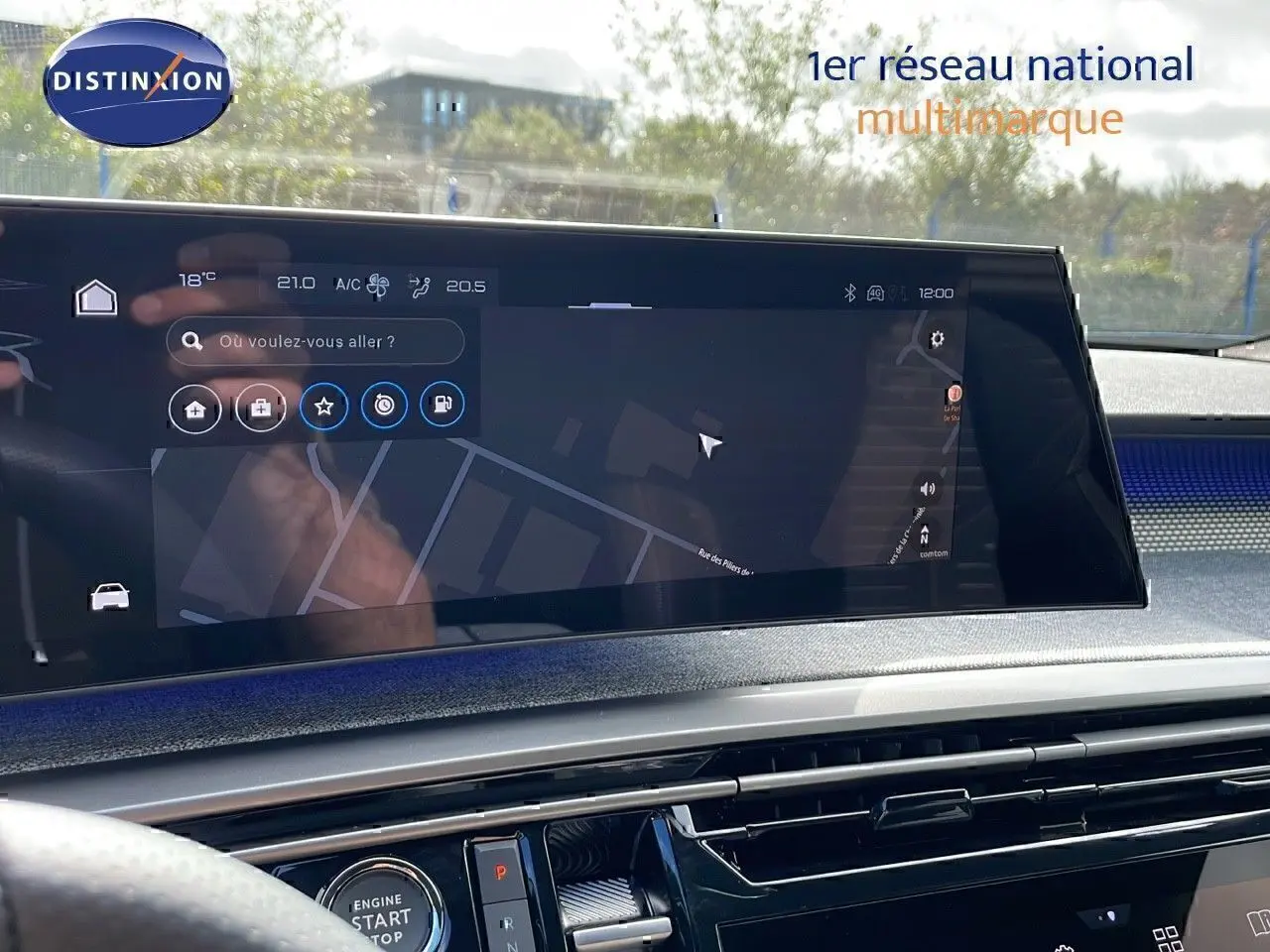 Vue rapprochée de l'écran tactile du tableau de bord du Peugeot 3008 2025, affichant la navigation.
