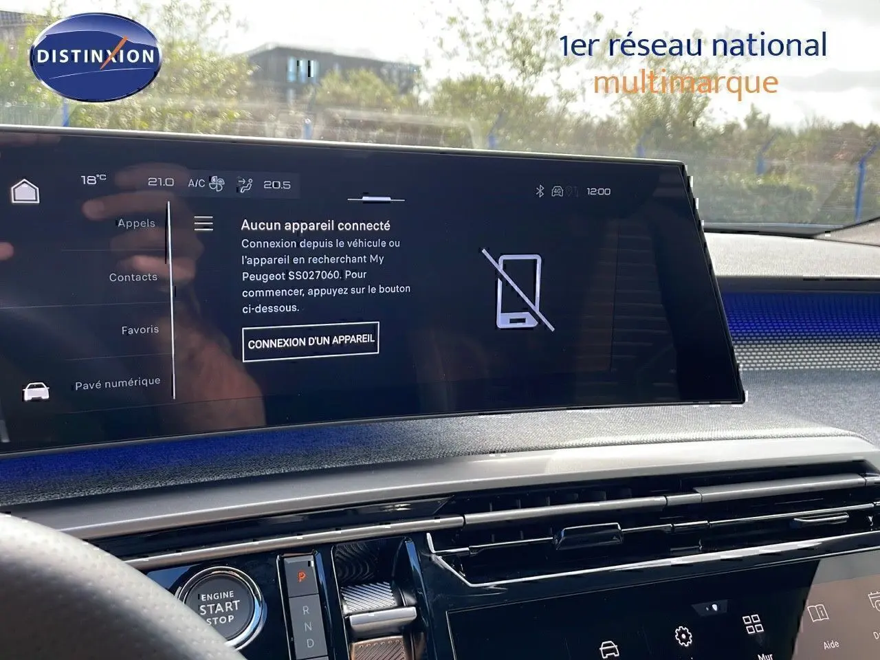 Vue intérieure du tableau de bord du Peugeot 3008 hybride 2025 avec écran tactile central et volant partiel visible.