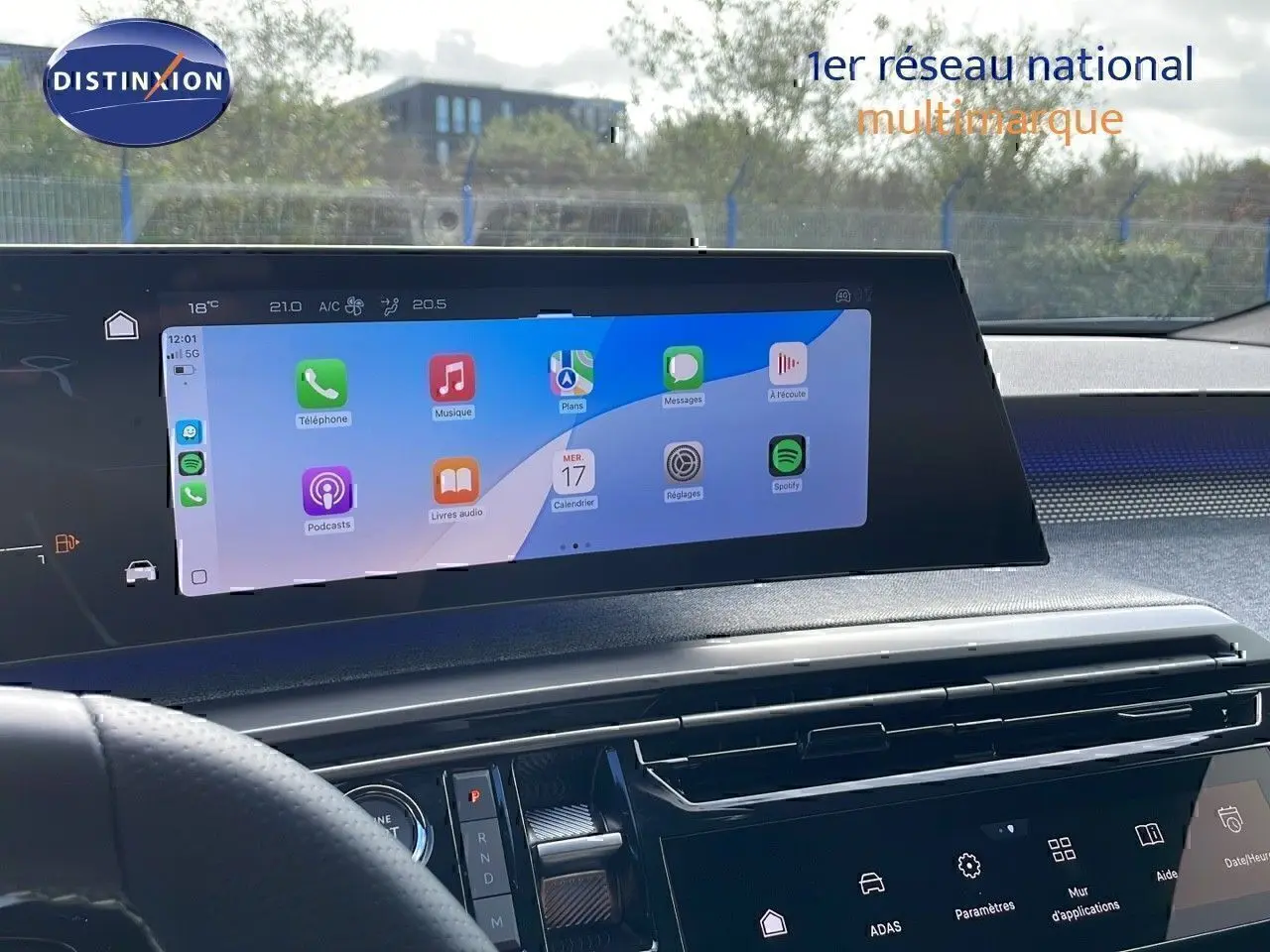 Vue intérieure du tableau de bord du Peugeot 3008 hybride 2025, écran tactile large affichant applications connectées.