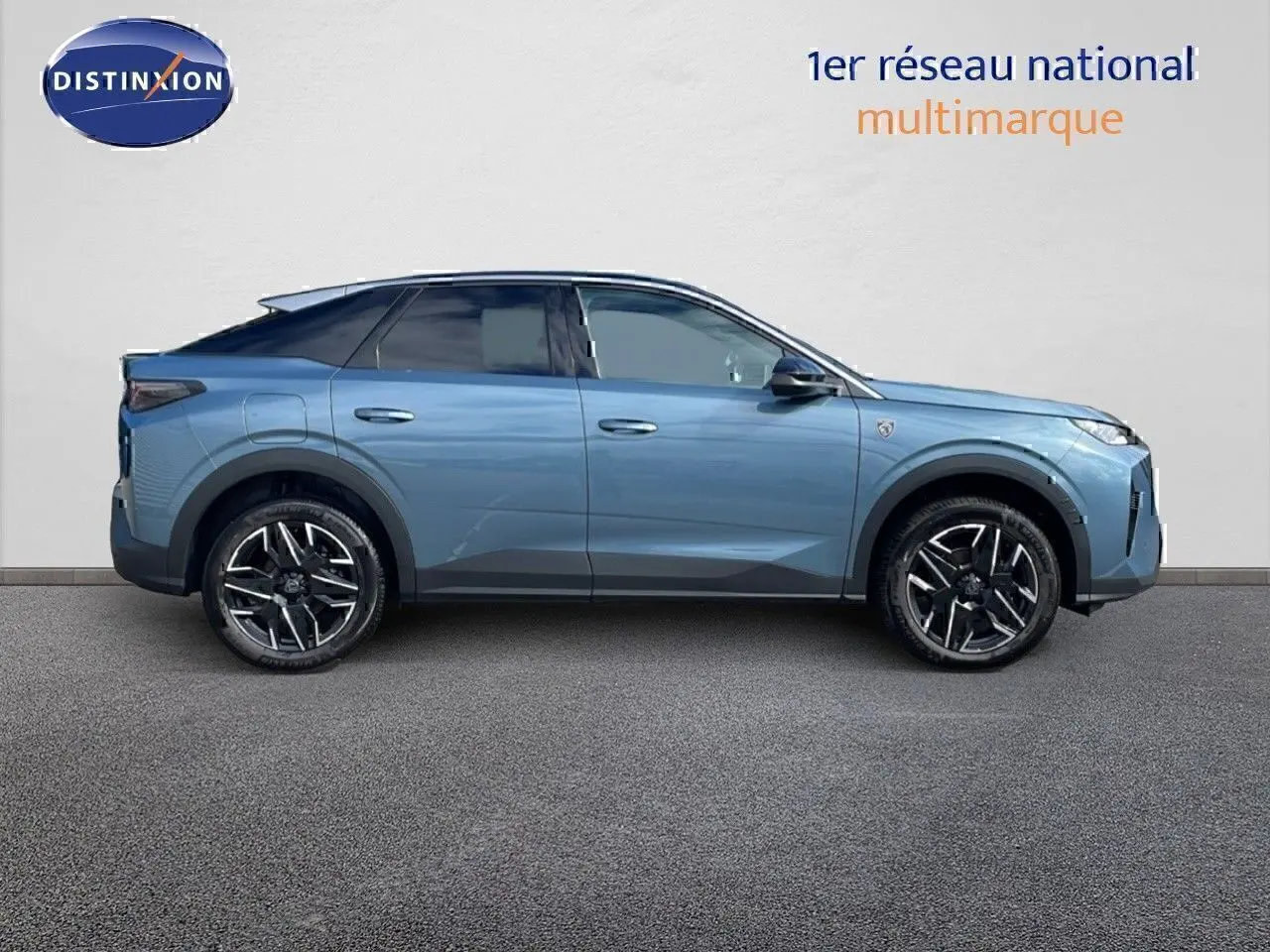 Profil droit du Peugeot 3008 1.2 Hybrid 136ch GT en bleu Ingara métal avec toit noir et jantes alliage biton.