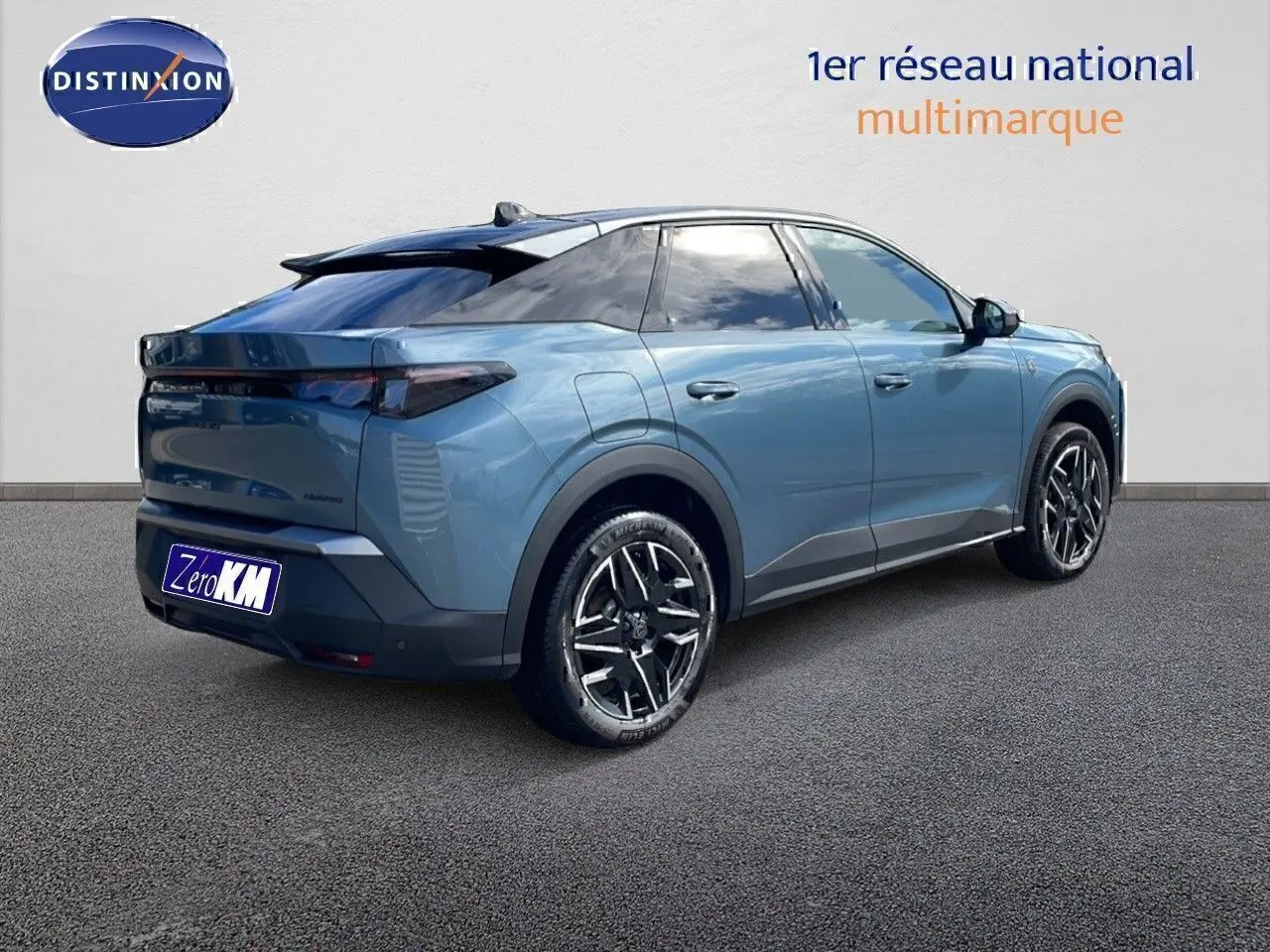 Vue 3/4 arrière droite d'un Peugeot 3008 hybride bleu Ingara métal avec toit noir et jantes noires brillantes.