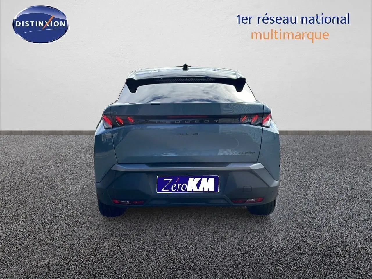 Vue arrière d'un Peugeot 3008 bleu Ingaro métal avec toit noir, affichant ses feux LED caractéristiques.