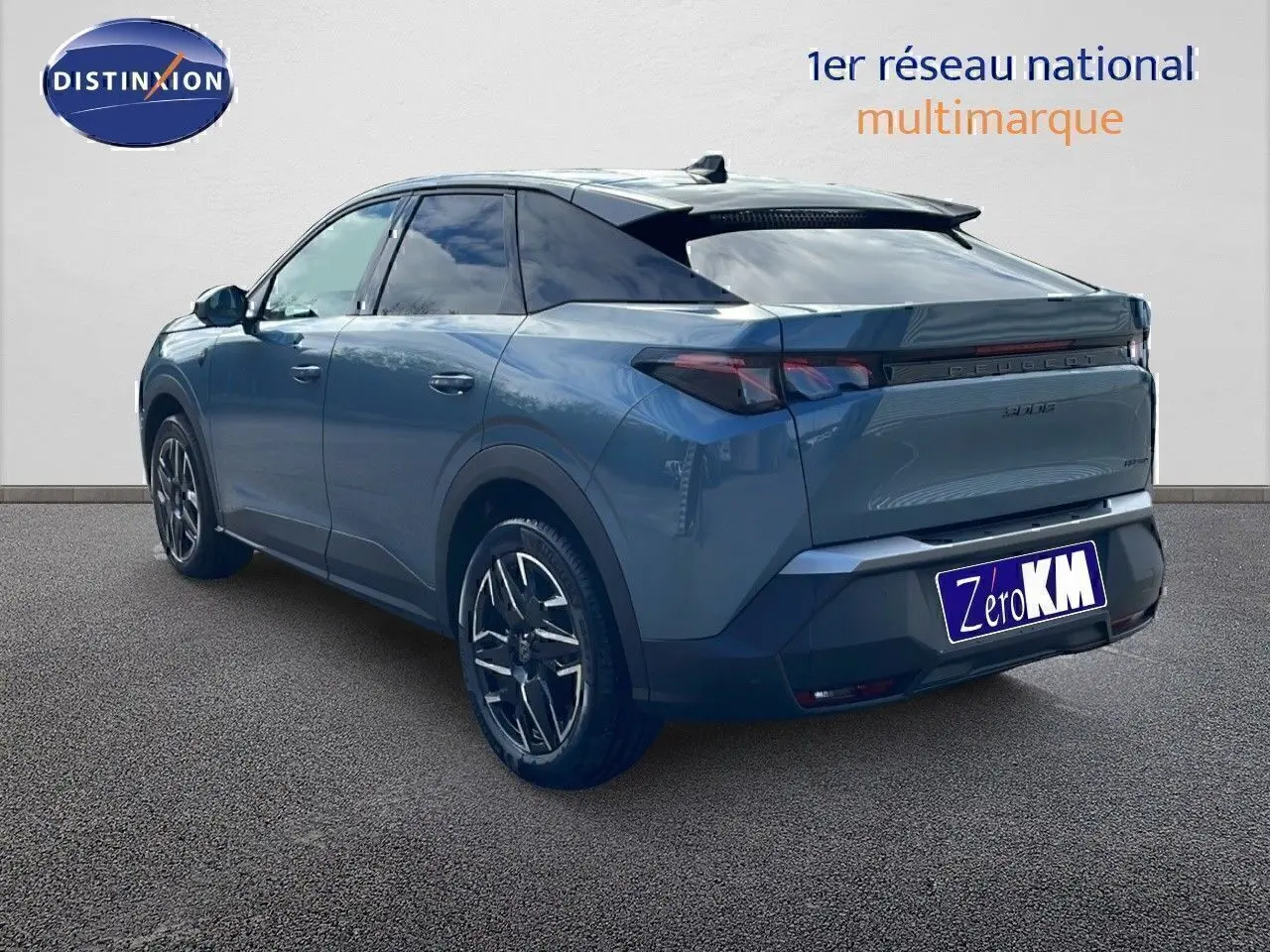 Vue 3/4 arrière du Peugeot 3008 hybride bleu Ingaro métal avec toit noir et jantes alliage biton.
